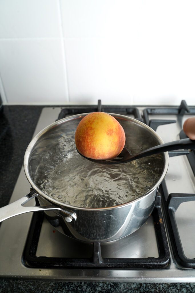 Blanchir des pêches dans l'eau | cookingwithcassandra.com