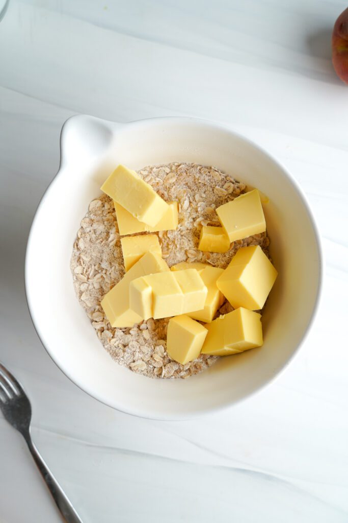 Mélange de crumble d'avoine avec du beurre | cookingwithcassandra.com
