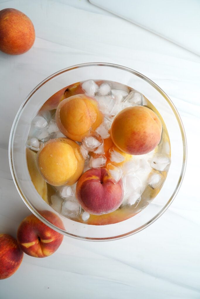 Pêches trempées dans l'eau avec des glaçons | cookingwithcassandra.com