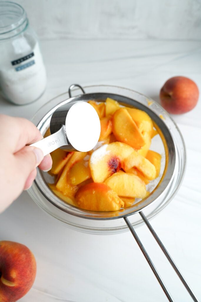 Pêches tranchées avec du sucre | cookingwithcassandra.com