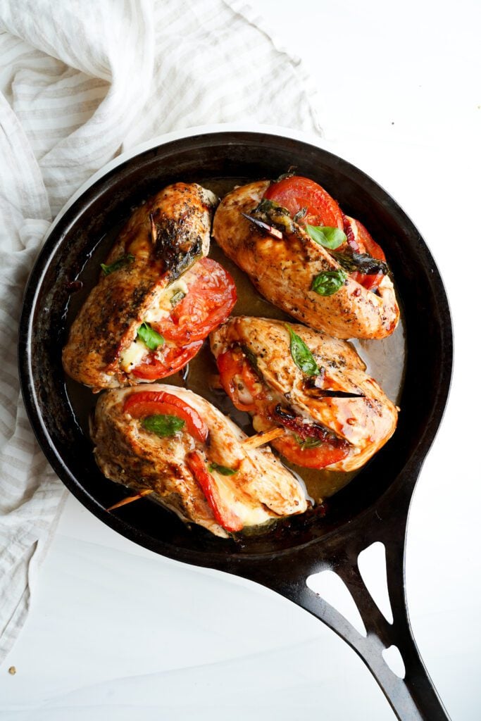 Poulet balsamique farci à la caprese | cookingwithcassandra.com