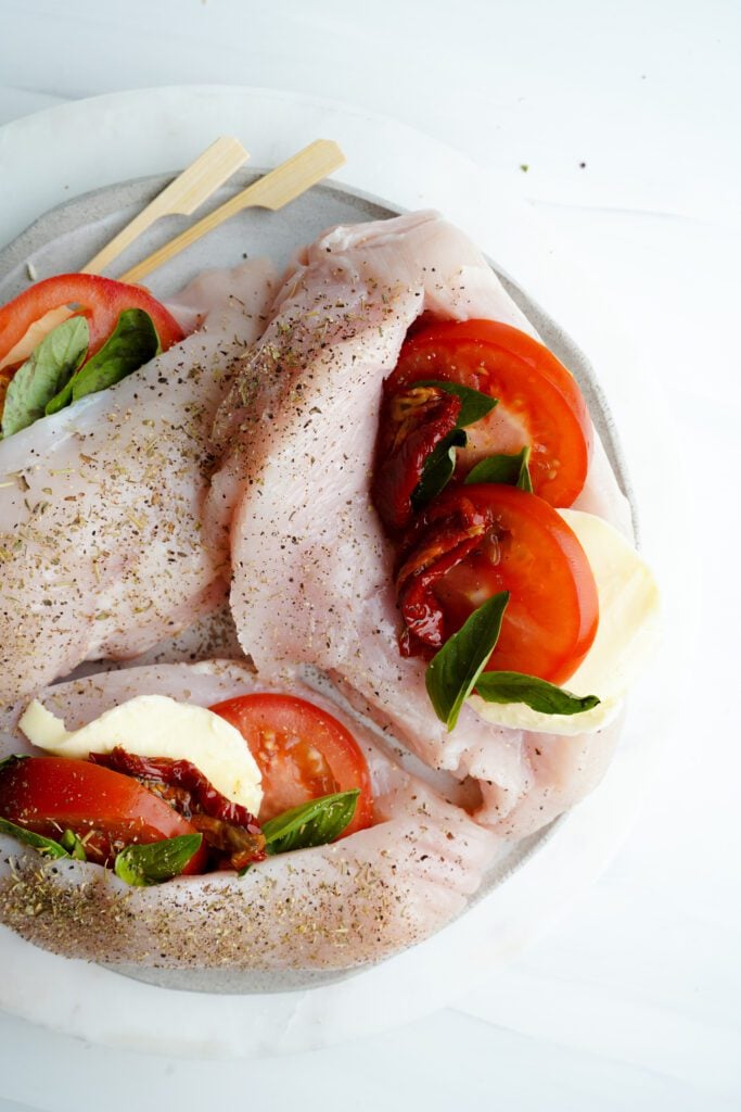 Poulet cru avec assaisonnement, tomates et herbes séchées | cookingwithcassandra.com
