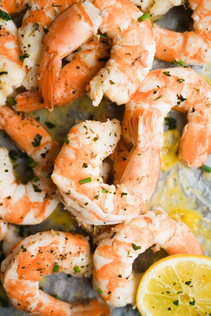 Crevettes au beurre à l'ail cuites au four | cookingwithcassandra.com