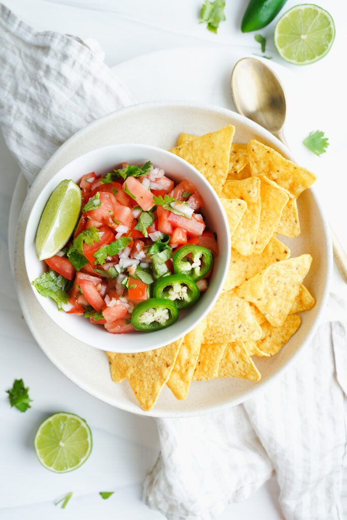 Pico de Gallo maison avec des chips | cookingwithcassandra.com