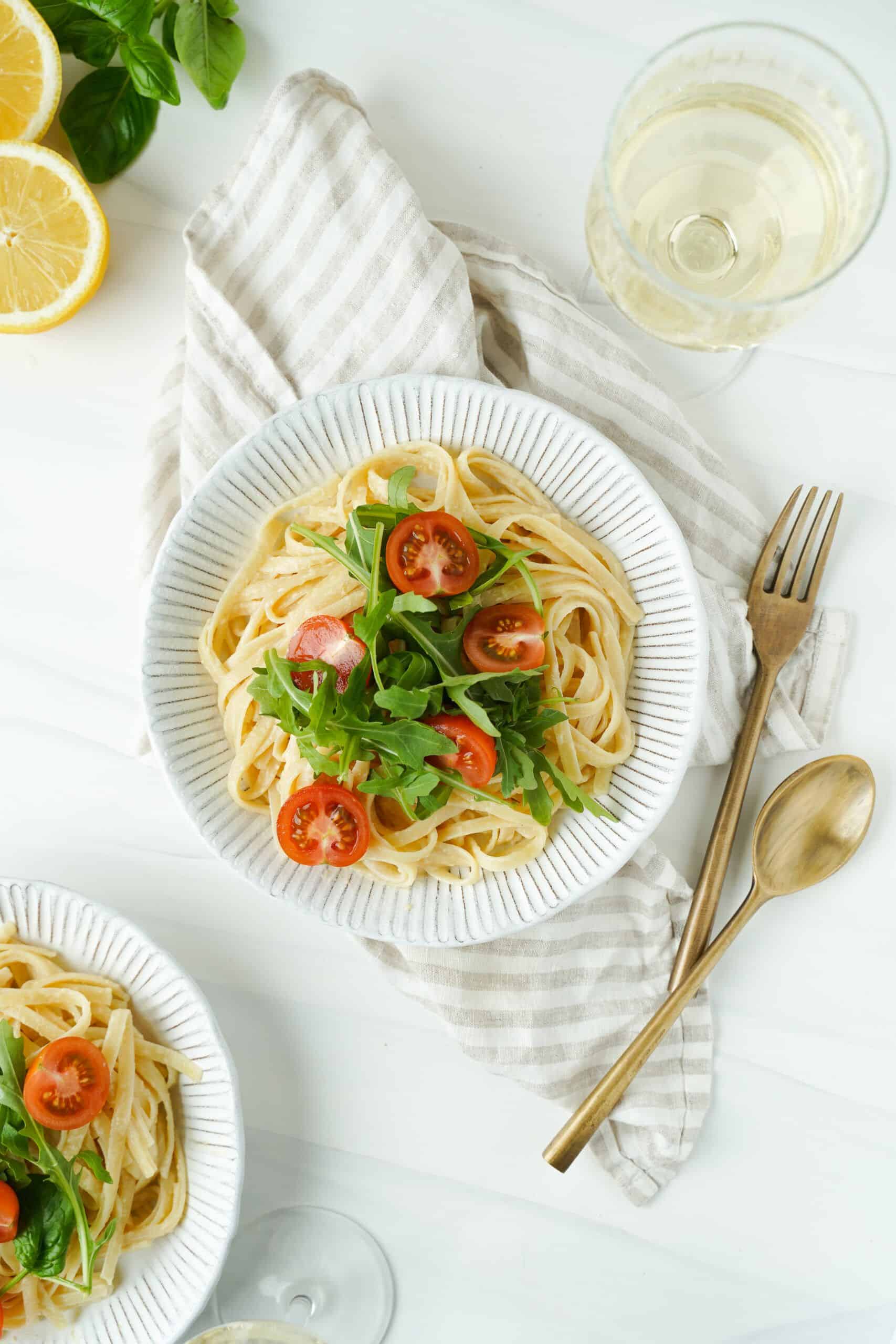 Pâtes au citron garnies de tomates cerises et de basilic frais | cookingwithcassandra.com