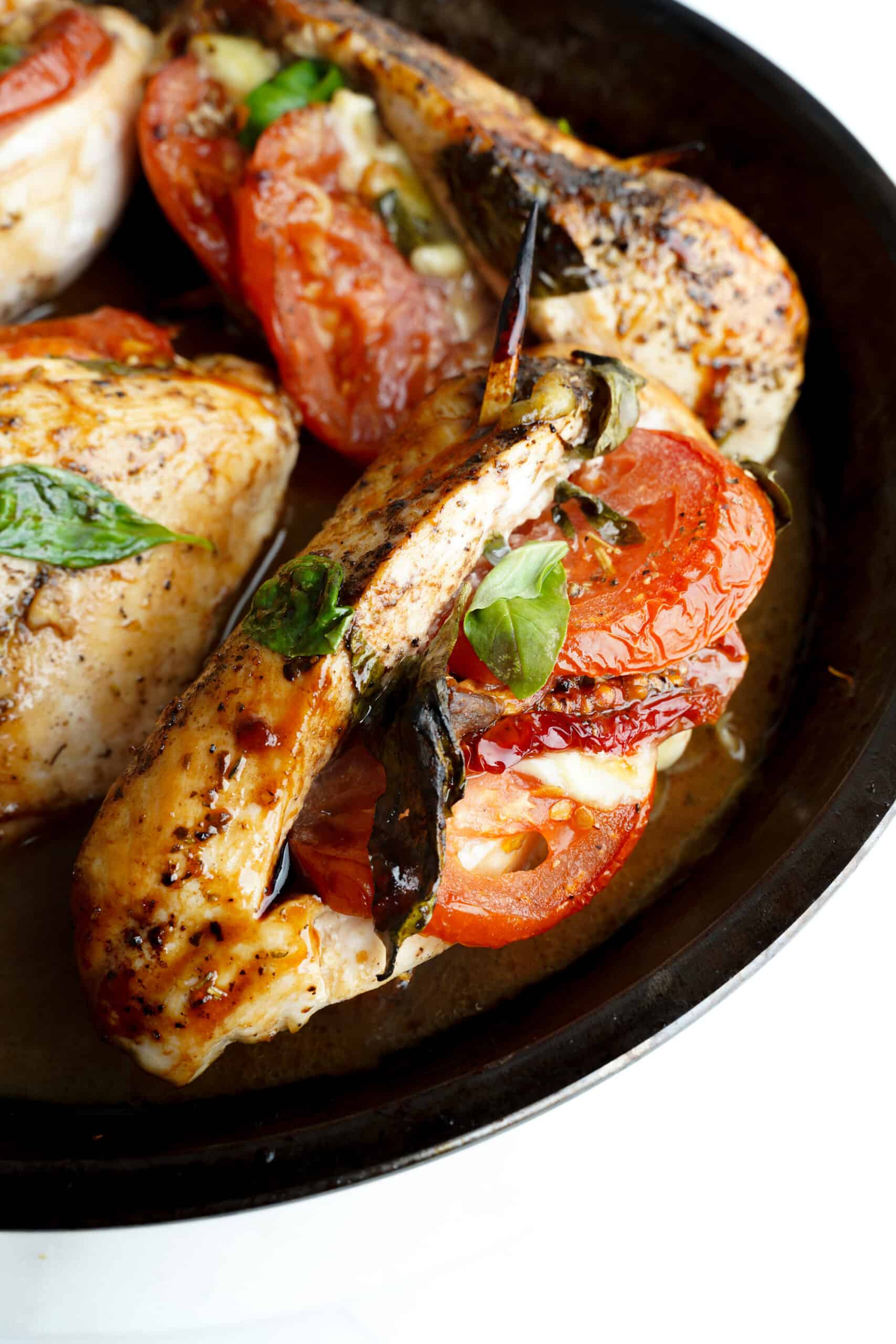 Recette de poulet balsamique farci à la caprese | cookingwithcassandra.com