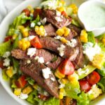 Salade de steak délicieuse avec vinaigrette au yaourt