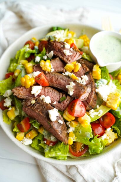 Salade de steak délicieuse avec vinaigrette au yaourt