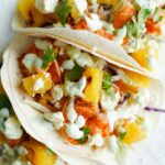 Tacos de crevettes sur plaque avec sauce crémeuse au coriandre