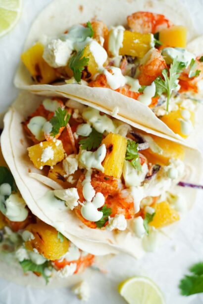 Tacos de crevettes sur plaque avec sauce crémeuse au coriandre