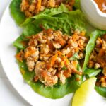 Wraps de poulet asiatique dans des feuilles de laitue
