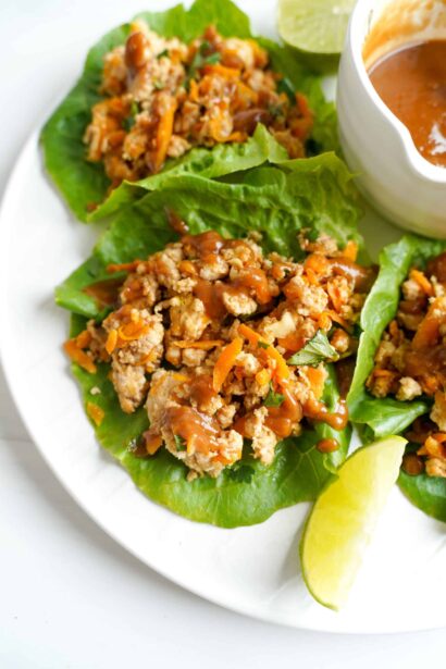 Wraps de poulet asiatique dans des feuilles de laitue