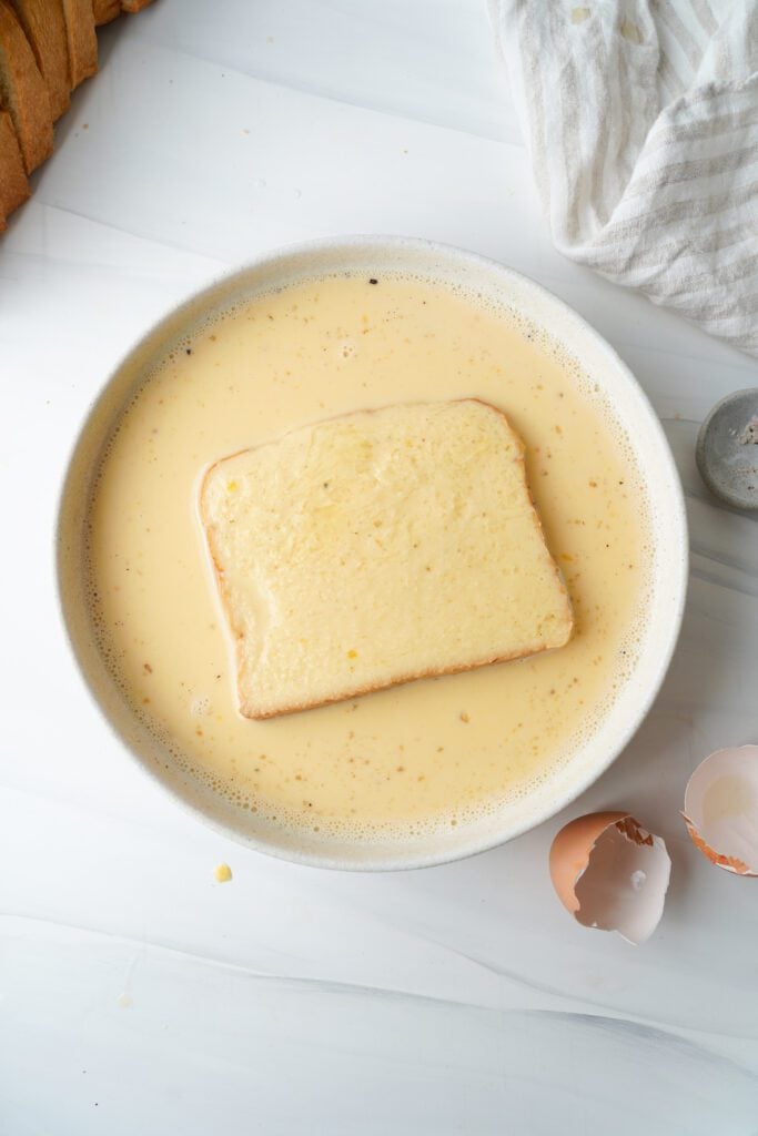 Comment faire du pain perdu - Tremper le Pain dans le mélange | cookingwithcassandra.com