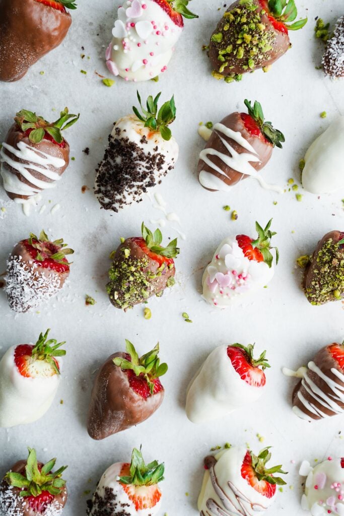 Fraises enrobées de chocolat sur une plaque | cookingwithcassandra.com