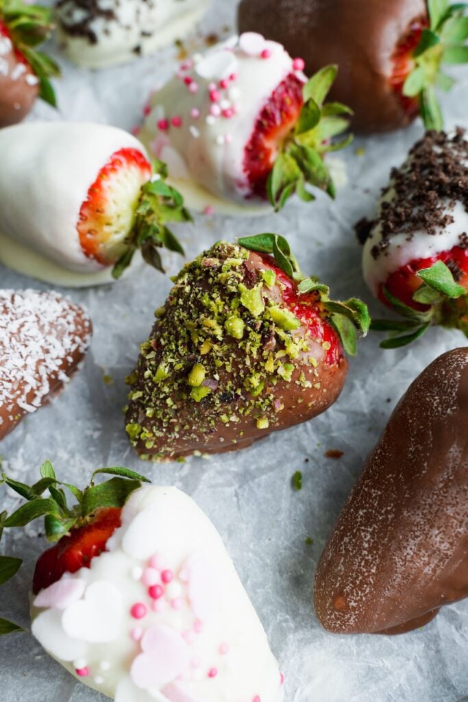 Assortiment de fraises enrobées de chocolat | cookingwithcassandra.com