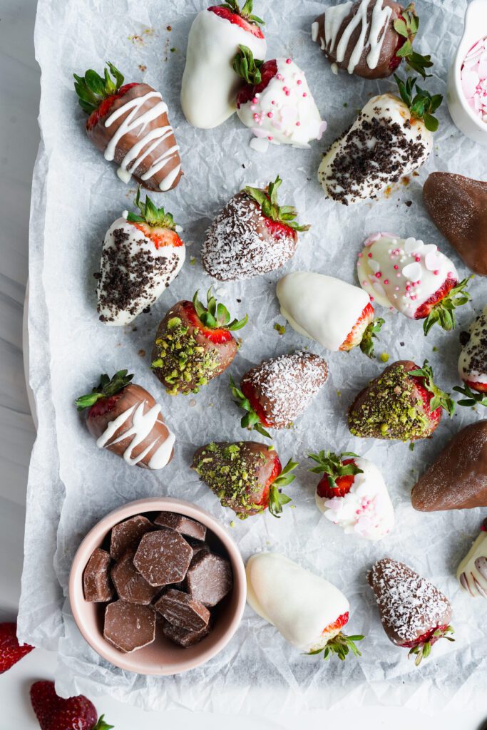 Fraises enrobées de chocolat avec chocolat | cookingwithcassandra.com