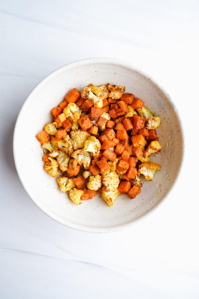 Chou-fleur rôti au curry et patates douces | cookingwithcassandra.com