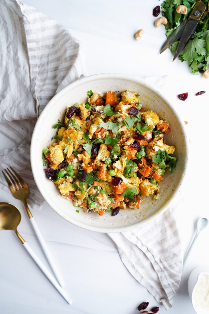 Salade au curry avec noix de cajou, chou-fleur et patates douces | cookingwithcassandra.com