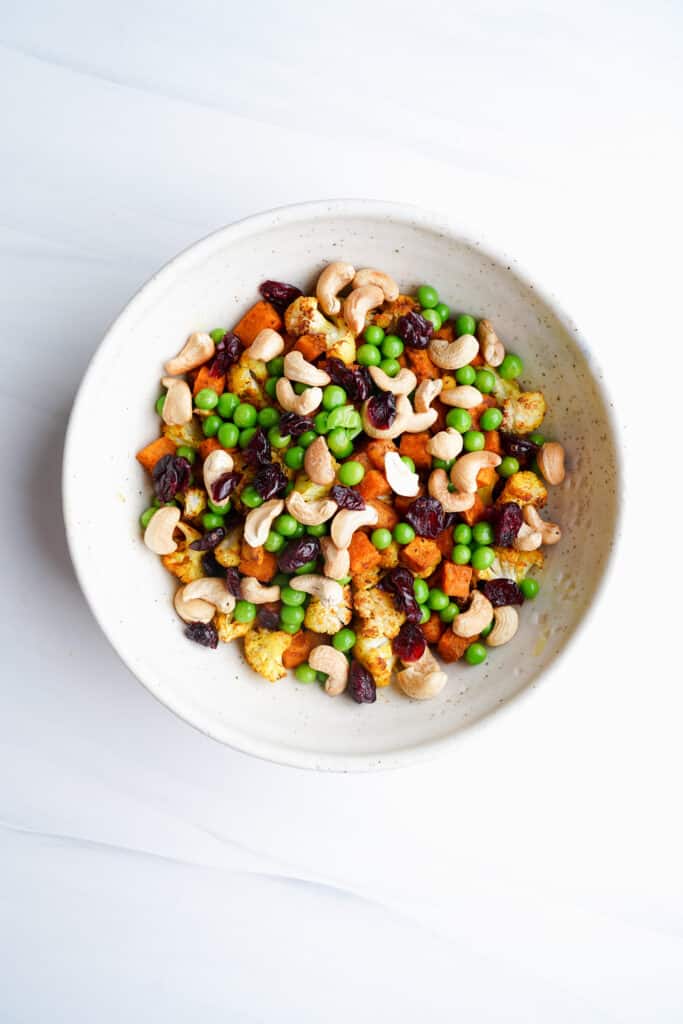 Chou-fleur rôti au curry et patates douces | cookingwithcassandra.com