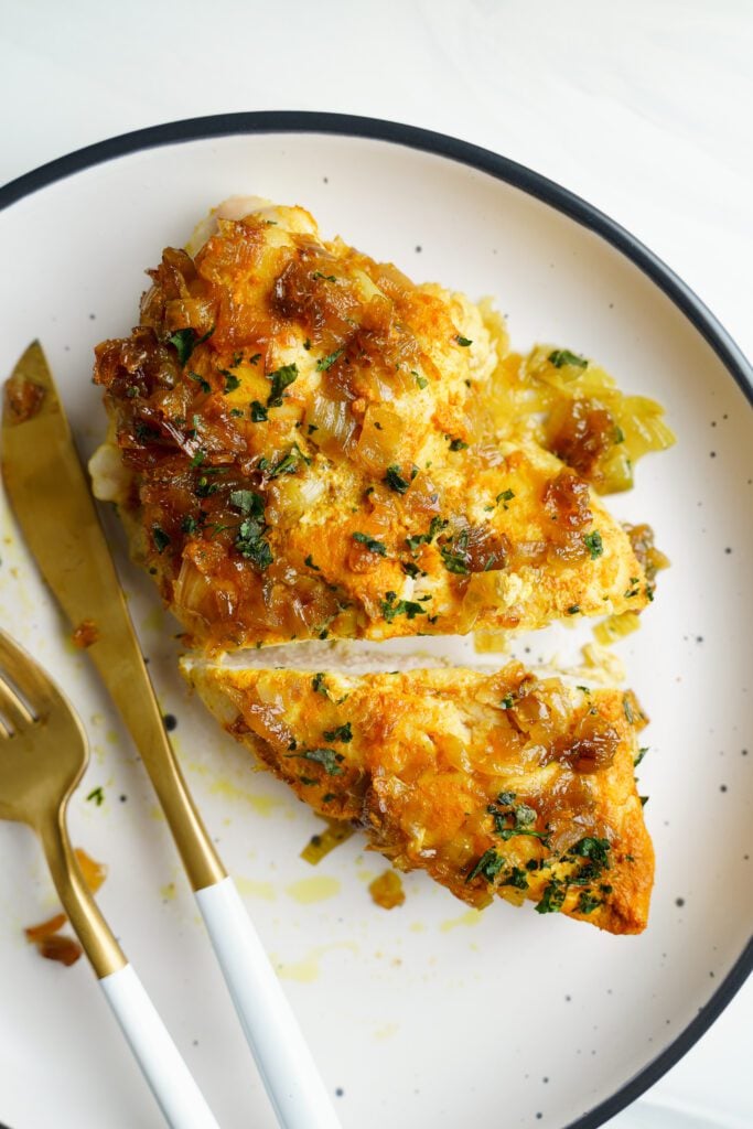 Poulet au curcuma dans une assiette | cookingwithcassandra.com