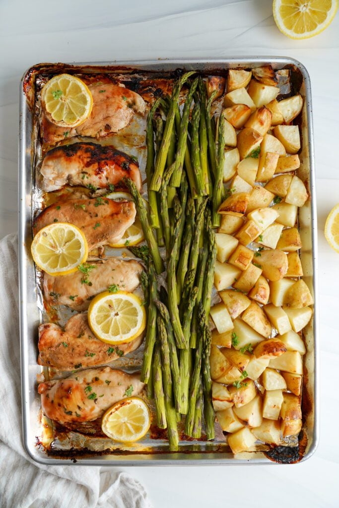 Recette de poulet au miel et au citron à la poêle avec asperges et petites pommes de terre | cookingwithcassandra.com