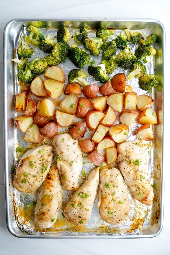 Meilleure recette de poulet miel ail en une seule poêle avec brocoli & pommes de terre | cookingwithcassandra.com