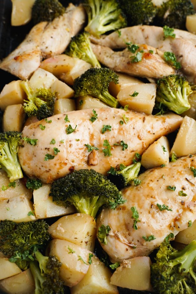 Poulet miel ail dans une poêle avec brocoli & pommes de terre | cookingwithcassandra.com