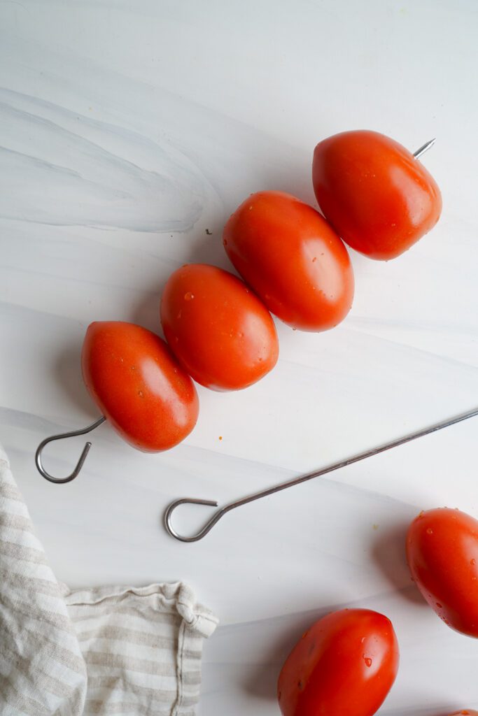 Tomate sur les brochettes métalliques | cookingwithcassandra.com