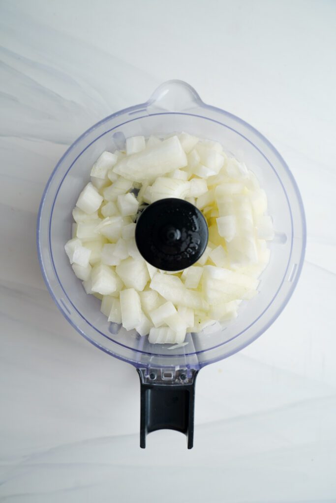 Réduisez en purée l'oignon haché et le jus de citron jusqu'à obtenir une pâte lisse | cookingwithcassandra.com