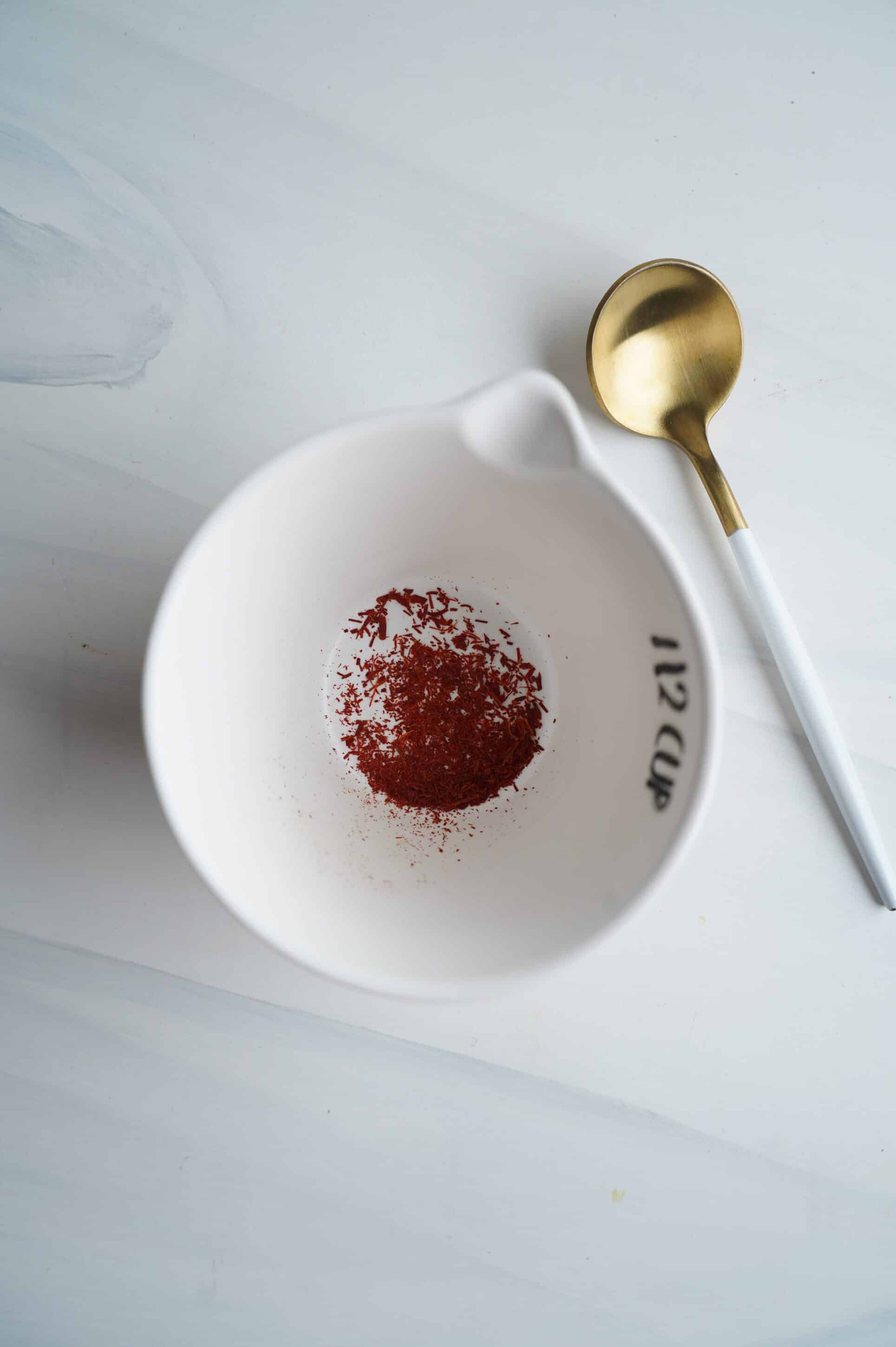 Pilon, écrasez le safran dans un mortier | cookingwithcassandra.com