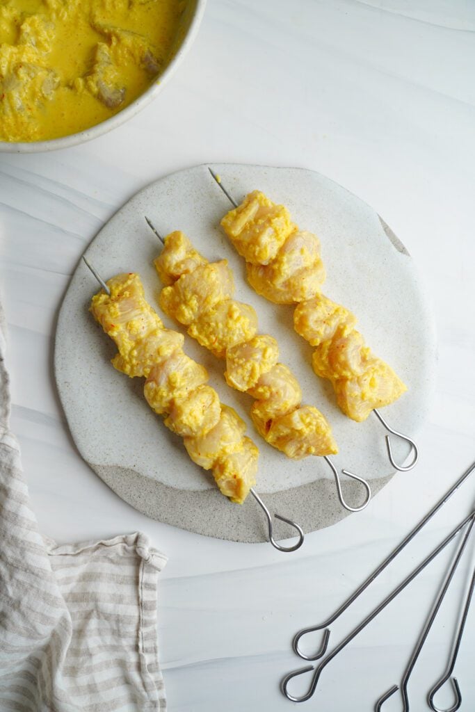 Poulet mariné avec des brochettes métalliques | cookingwithcassandra.com
