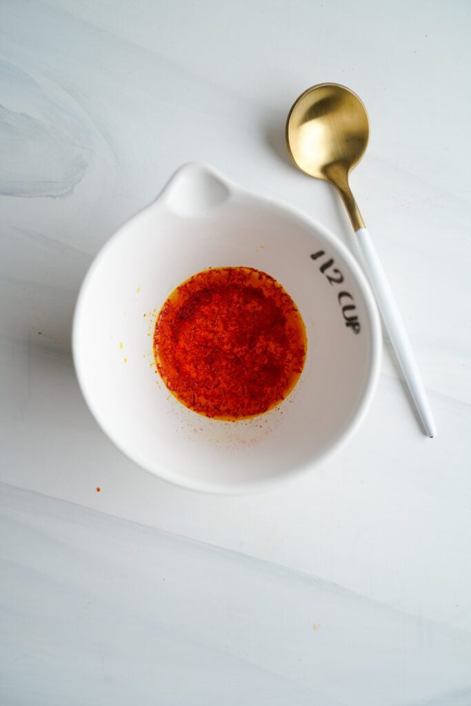 Pilon, écrasez le safran jusqu'à obtenir une poudre | cookingwithcassandra.com