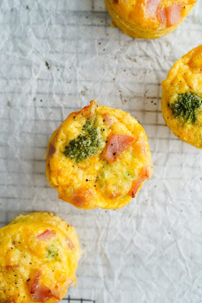 Muffins aux œufs avec Épinards, Tomate & Fromage de Chèvre | cookingwithcassandra.com