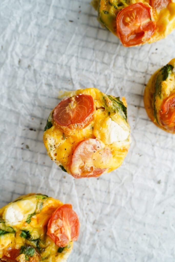 Meilleurs muffins aux œufs Épinards, Tomates & Fromage de Chèvre | cookingwithcassandra.com