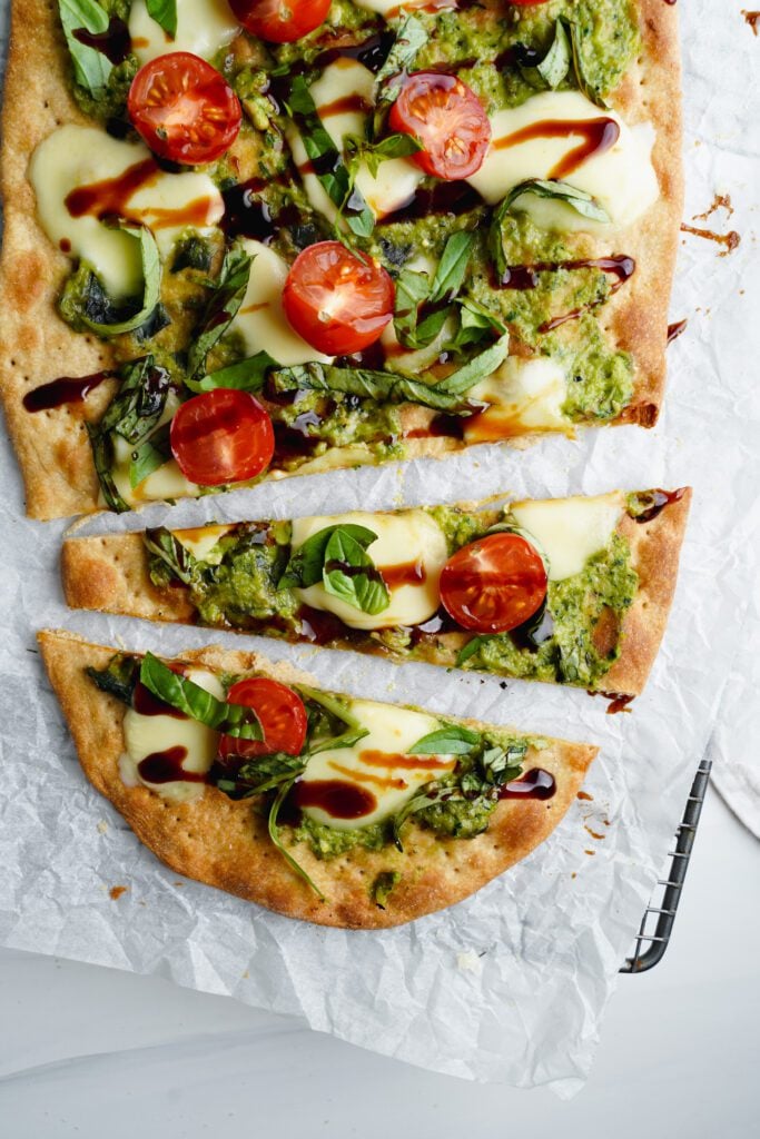 Recette de pain plat caprese | cookingwithcassandra.com