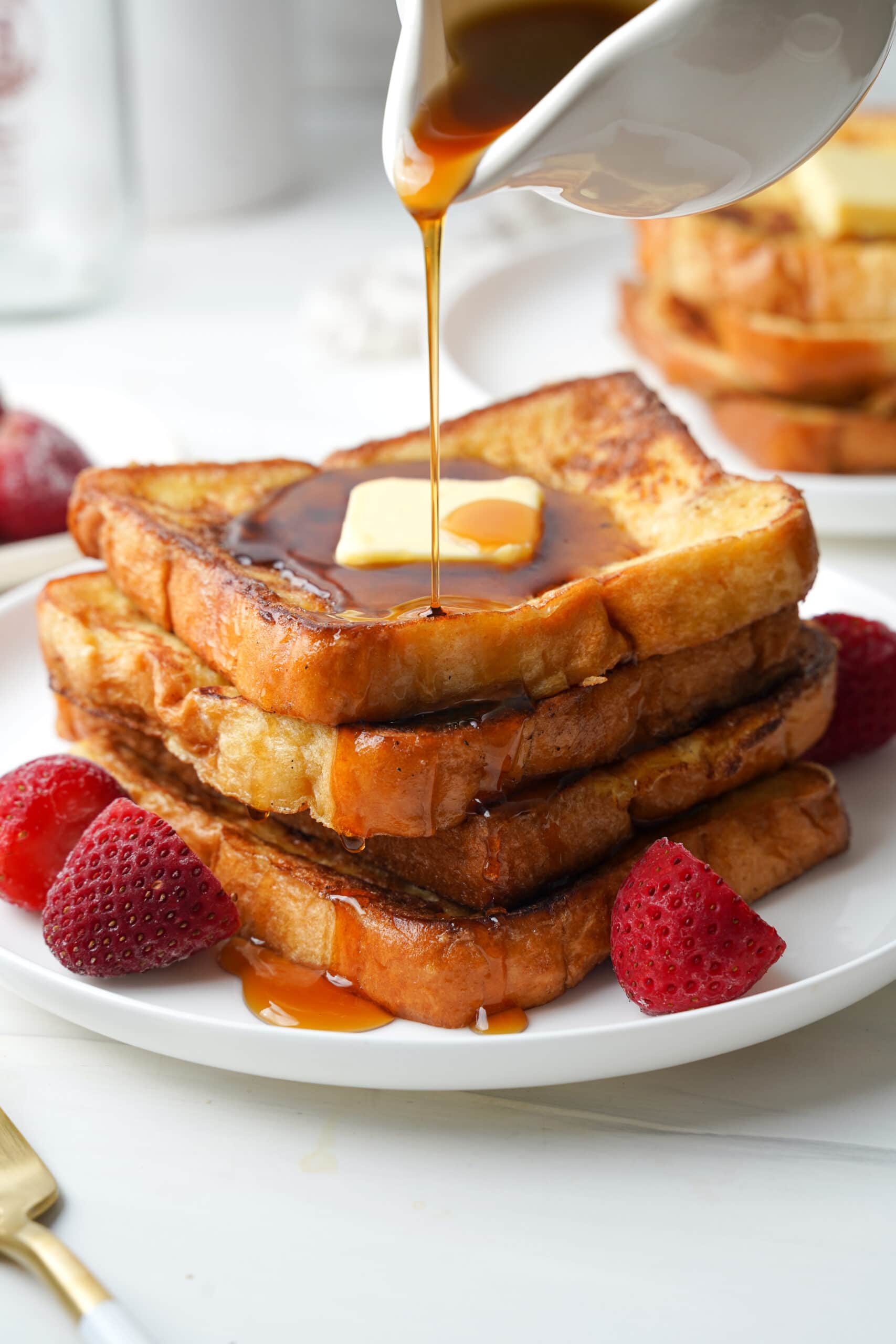 Pain perdu avec sirop et fraises | cookingwithcassandra.com