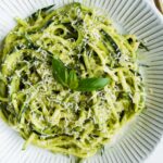 Pâtes crémeuses aux courgettes avec sauce avocat-épinards