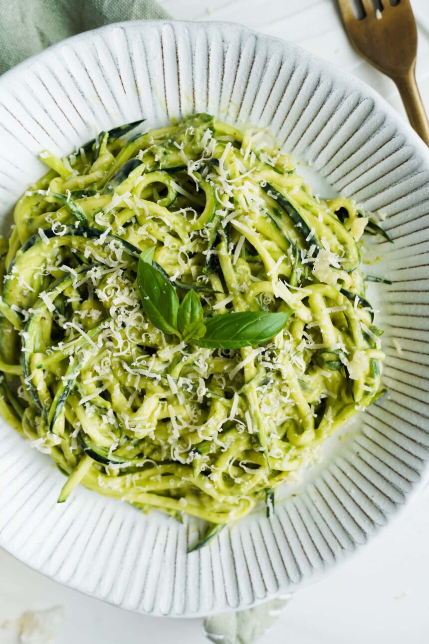 Pâtes crémeuses aux courgettes avec sauce avocat-épinards