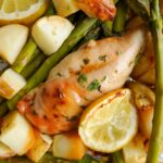 Poulet au miel et au citron en une seule poêle avec asperges et petites pommes de terre