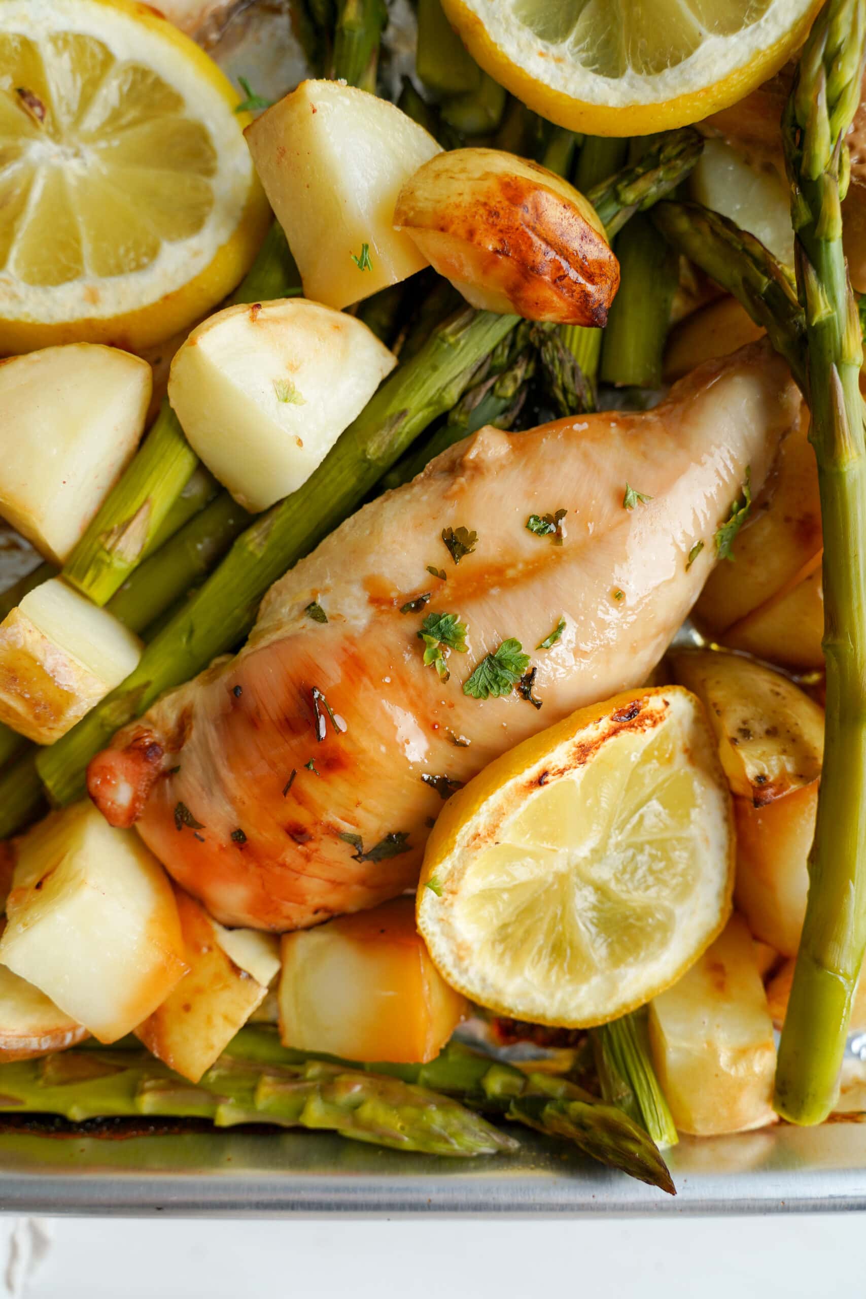 Recette de poulet au miel et au citron à la poêle avec asperges et pommes de terre | cookingwithcassandra.com