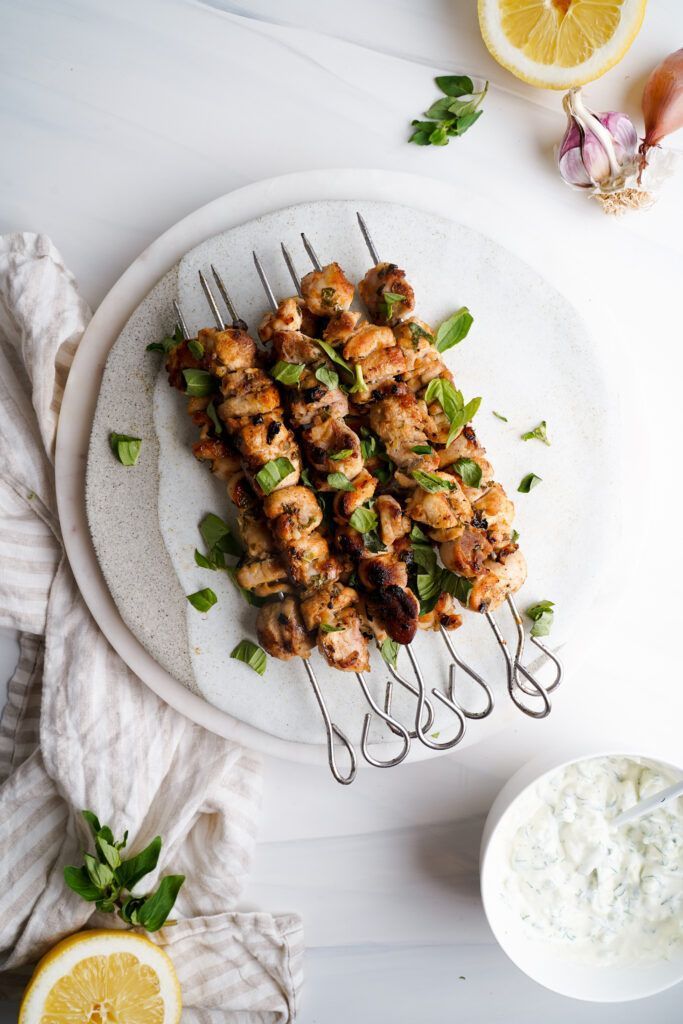 Kebabs de poulet grillés sur une assiette