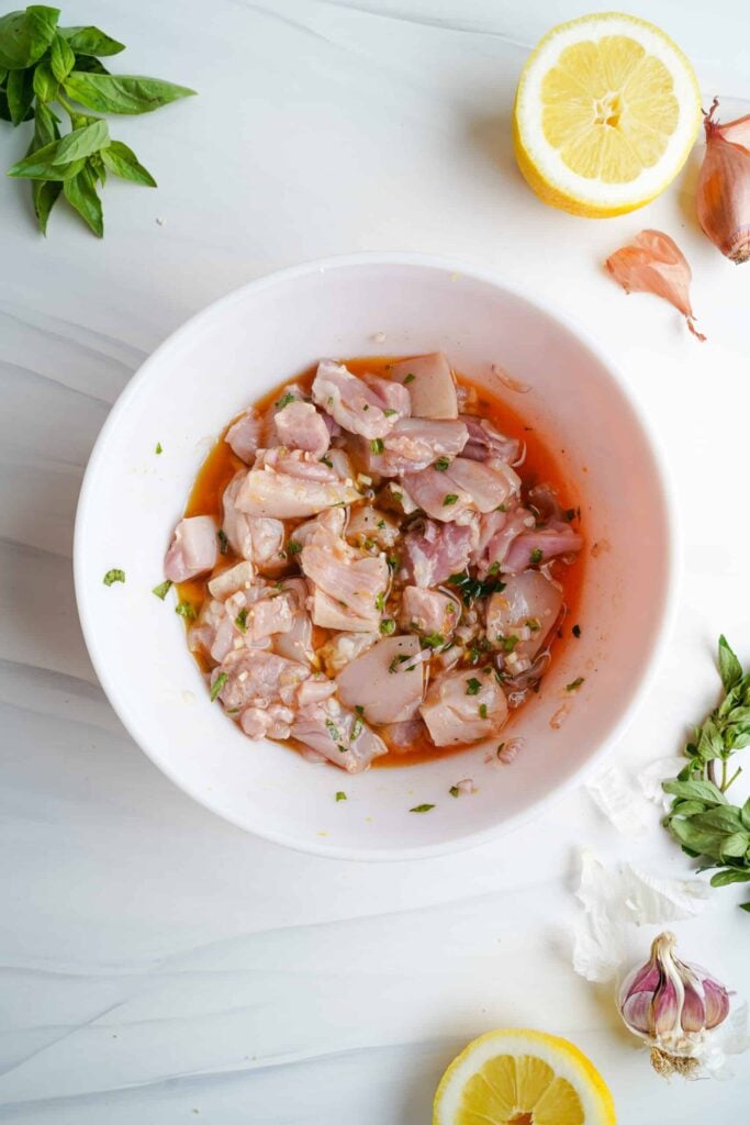 viande marinée dans un bol