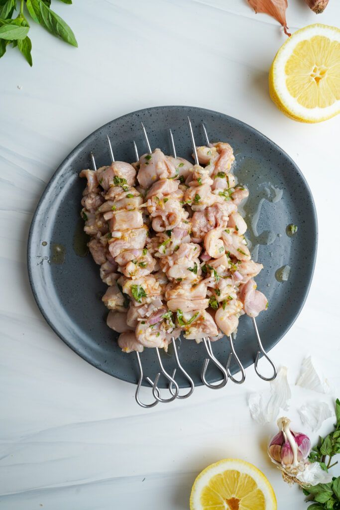 Morceaux de poulet marinés enfilés sur des brochettes