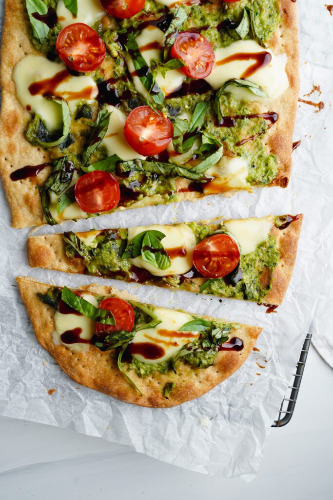 Recette de Pain Plat Caprese | cookingwithcassandra.com