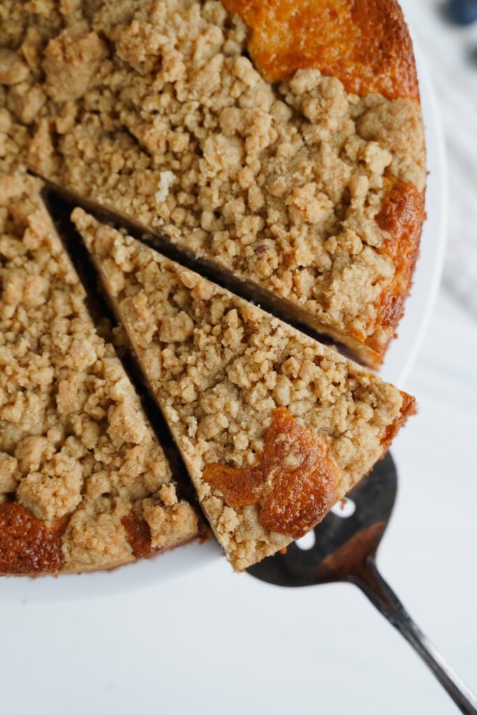 Gros plan d'une tranche de gâteau au citron et aux myrtilles | cookingwithcassandra.com