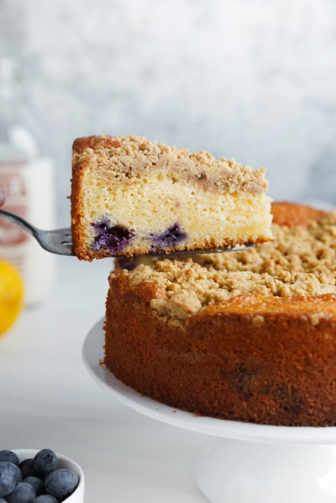 Tranche de gâteau au citron et myrtilles | cookingwithcassandra.com